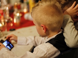 Ученые рассказали об опасности смартфонов для детей