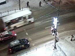 "Все пассажиры в шоке". Опасный маневр водителя автобуса в Петрозаводске мог обернуться трагедией
