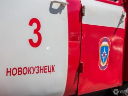 16 человек тушили пожар в частном секторе Новокузнецка