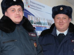 Свердловские сотрудники ГИБДД помогли замерзающему на трассе мужчине