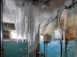 В России аварийный дом превратился в ледяную пещеру