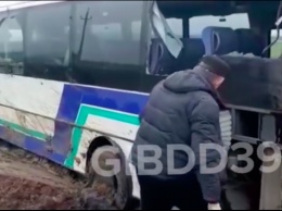 «Начало кидать»: водитель перевернувшегося с пассажирами автобуса о ДТП (видео)