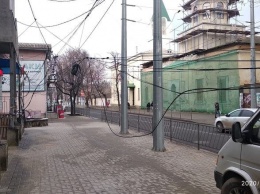 "Последствия" капремонта: улица в центре Симферополя опутана проводами