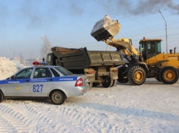 Кузбасские школьники превратили снежную насыпь у дороги в опасную горку