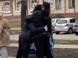 Пьяная пара в Барнауле гуляла с коляской, качаясь и падая