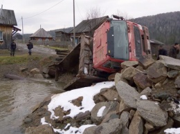 Груженый самосвал опрокинулся на мосту в кузбасском поселке
