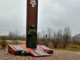 Памятник погибшим в годы Великой Отечественной войны обновили в Белогорском районе