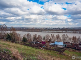Разлившаяся река отрезала кузбасским рыбакам путь домой