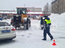 В Сургуте женщина погибла под колесами снегоуборочной машины