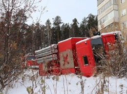 В Новоуральске опрокинувшаяся пожарная машина почти сутки пролежала рядом с дорогой