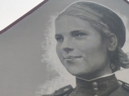 На здании почты в Гвардейске нарисовали портрет снайпера Розы Шаниной (фото)