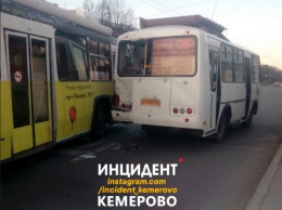 Троллейбус протаранил маршрутку в Кемерове