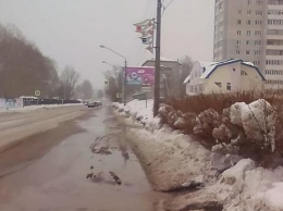Вода вышла на дорогу из-за коммунальной аварии в Барнауле