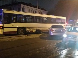 На Киевской Toyota поехала против движения и пробила кузов автобусу (фото)
