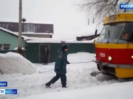 Трамвай вытащил грузовик МЧС из сугробов на Алтае