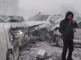 В массовой аварии под Павловском на алтайской трассе столкнулись более десятка автомобилей
