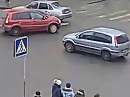 В центре Петрозаводска столкнулись две машины и сбили пешеходов на тротуаре (видео 18+)