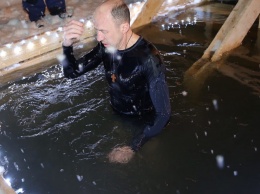 «Незабываемые ощущения»: алтайский губернатор окунулся в прорубь на праздник Крещения