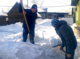 В Барнауле волонтеры помогут пенсионерам убрать снег