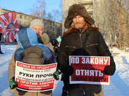 В Екатеринбурге 30 человек вышли на пикет против закона о домашнем насилии