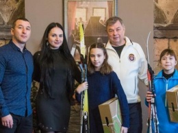 Анатолий Артамонов подарил лыжи калужским школьницам