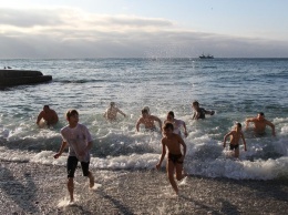 В Крещение юные дзюдоисты Ялты провели открытую тренировку и искупались в море