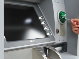 Эксперты рассказали, как безопасно снять деньги в банкомате
