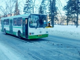 В центре Барнаула столкнулись автобус и троллейбус