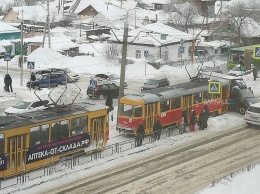 Столкновение трамвая с «ГАЗелью» на барнаульской улице привело к семибалльным пробкам