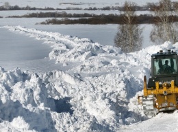 Дорожники пробиваются к селам Алтайского края после мощных снегопадов