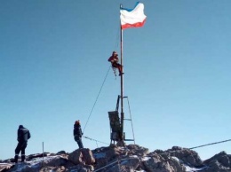 На вершине Ай-Петри установили флаг Крыма