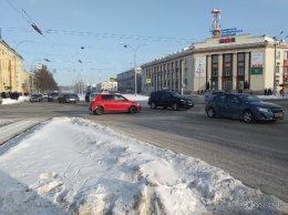 Иномарка встала на перекрестке двух проспектов в Кемерове