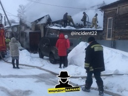 2 гаража и Toyota горели в Барнауле 23 января