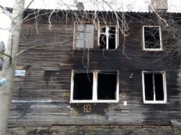 Годовалого ребенка выбросили из окна горящего дома в Петрозаводске