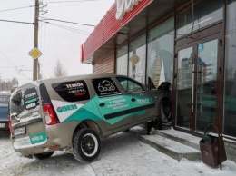 Иномарка протаранила кафе в Барнауле