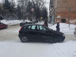 Водитель машины с Алтая перегородил дорогу в Кемерове