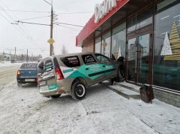 Увильнувшая от бежавшего пешехода иномарка протаранила павильон кафе в Барнауле