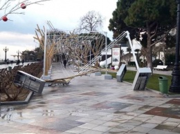 Резкое ухудшение погоды в Ялте: ветер повалил деревья и новогодние конструкции на Набережной