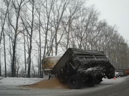 Прицеп с песком опрокинулся на трассе в Кузбассе