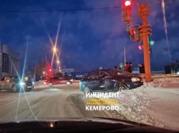 Автомобиль врезался в светофор в центре Кемерова