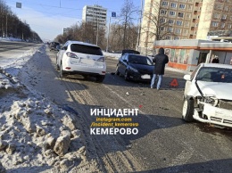 Легковушки не поделили дорогу на перекрестке в Кемерове