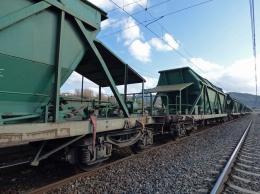 Столкновение товарного поезда и машины унесло жизнь женщины в Омске