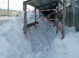Тротуар в центре Барнаула завалило снегом. Люди идут по дороге