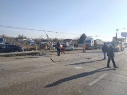 На Евпаторийском шоссе в Симферополе упал столб, спровоцировав огромную пробку