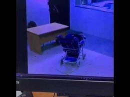 Неизвестная оставила подростка с ДЦП на коляске в томском отделении полиции