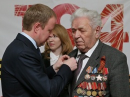 Виктор Томенко вручил первые юбилейные медали в честь 75-летия Победы