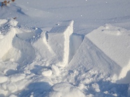 СК начал проверку после падения снега с крыши на женщину в Бийске