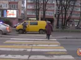 На Невского водитель с 50-летним стажем сбил школьницу (видео)