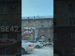 Неизвестные рискуют жизнями в центре Кемерова ради чистой крыши