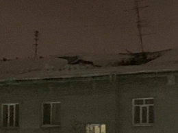Крыша жилого дома в Новосибирске рухнула под тяжестью снега